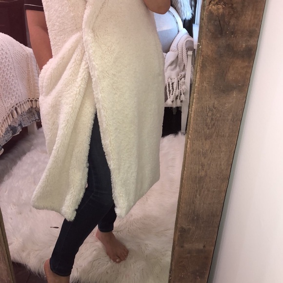 Forever 21 medium ivory fuzzy teddy bear sleeveless duster jacket - Picture 3 of 8